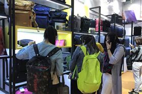 消费者近距离观摩创意箱包