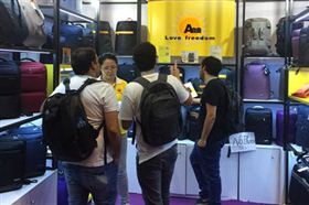 高颜值背包引采购商瞩目