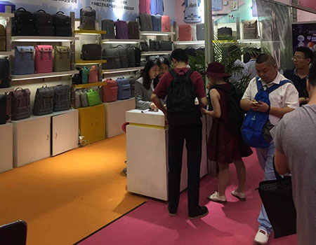 爱自由箱包打造箱包定制领导品牌