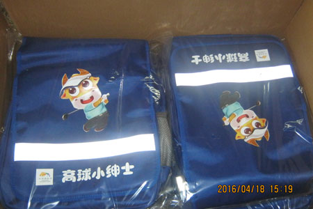 深圳国际赛礼品书包正在装箱